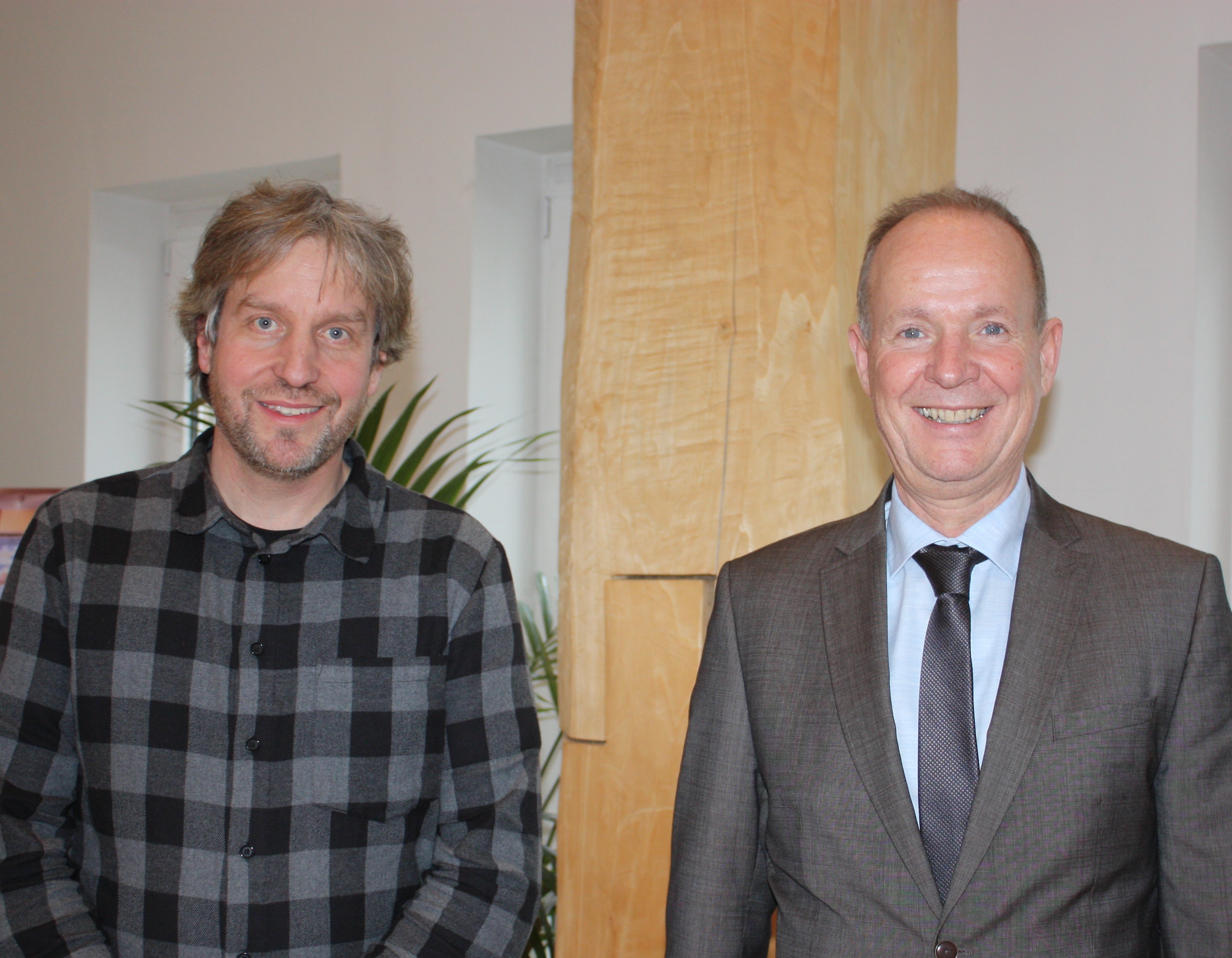Dr. Matthias Mann (links) neuer Geschäftsführer der EEBE im Kreis Olpe mit Landrat Theo Melcher 